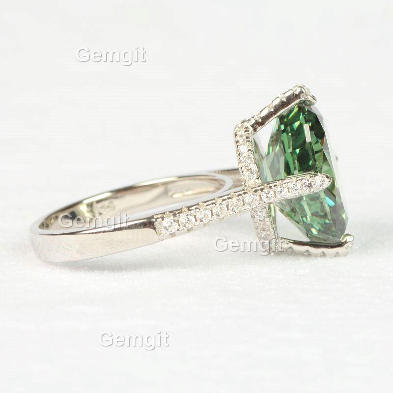 Female 12CT Oval Emerald Ring