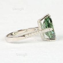 Load image into Gallery viewer, Female 12CT Oval Emerald Ring