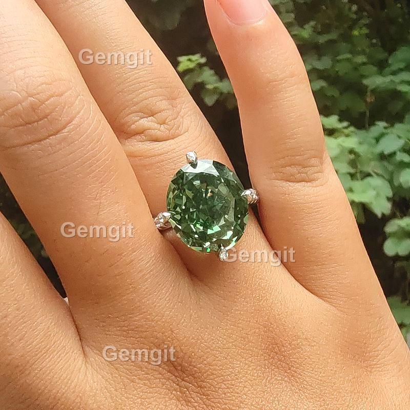 Female 12CT Oval Emerald Ring
